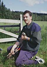 Göran Nord med en nymärkt trana i trakten av Tranemo 1998.